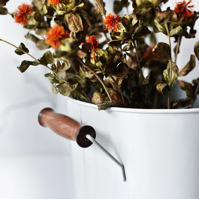 Белого цвета с цветочным узором и металлическими элементами декоративная