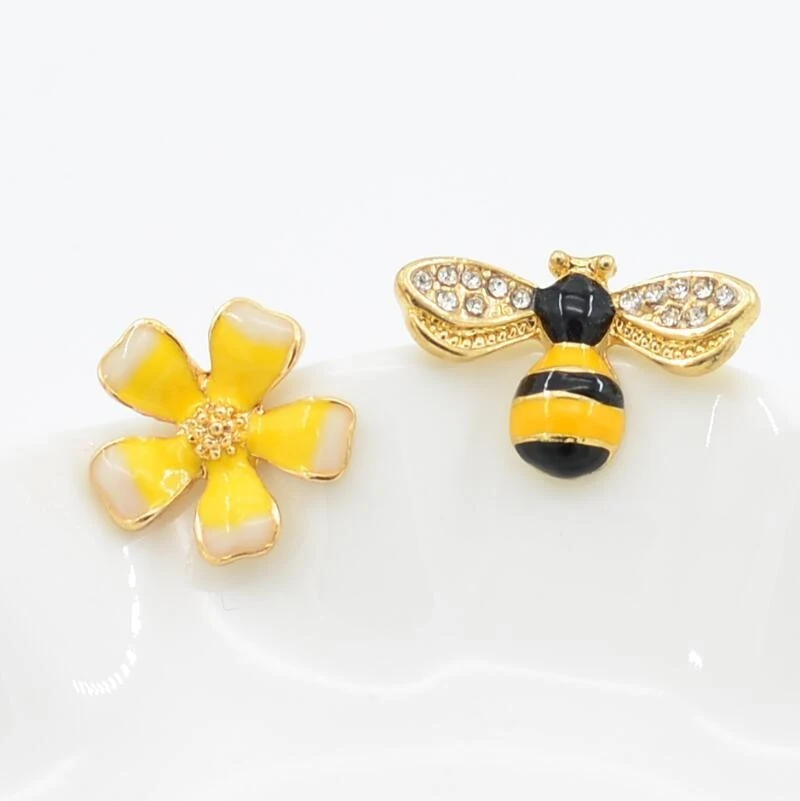 

Cute Mini Enamel Yellow Bee and Flower Stud Earrings Fancy Tiny Rhinestone Bee Earrings Women Jewelry Party Girls Gift