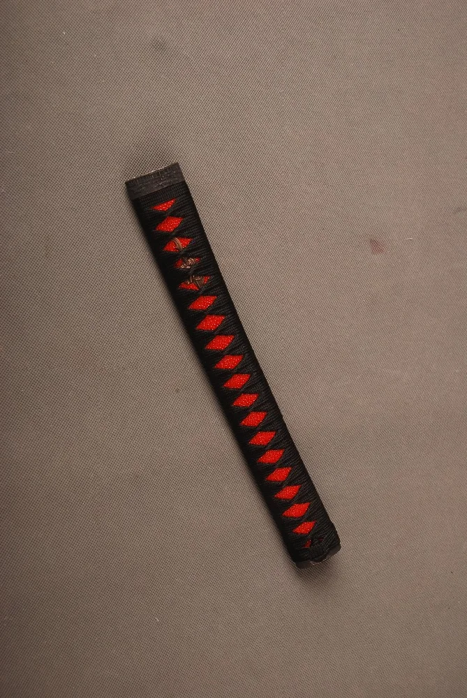 Прямая ручка Tsuka Black Silk Ito имитация Красной Rayskin и сплав Fuchi Kashira подходит для