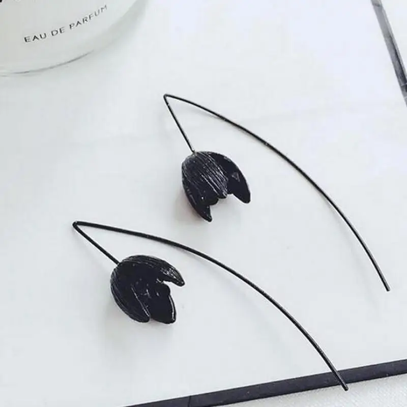 Женские серьги в стиле панк длинные с черным цветком и костями эффектные