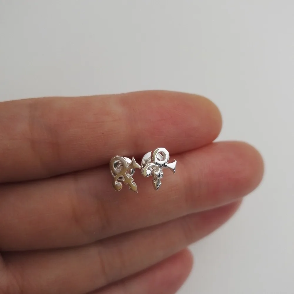 10 шт. Новое поступление модные милые миниатюрные серьги-гвоздики с символом