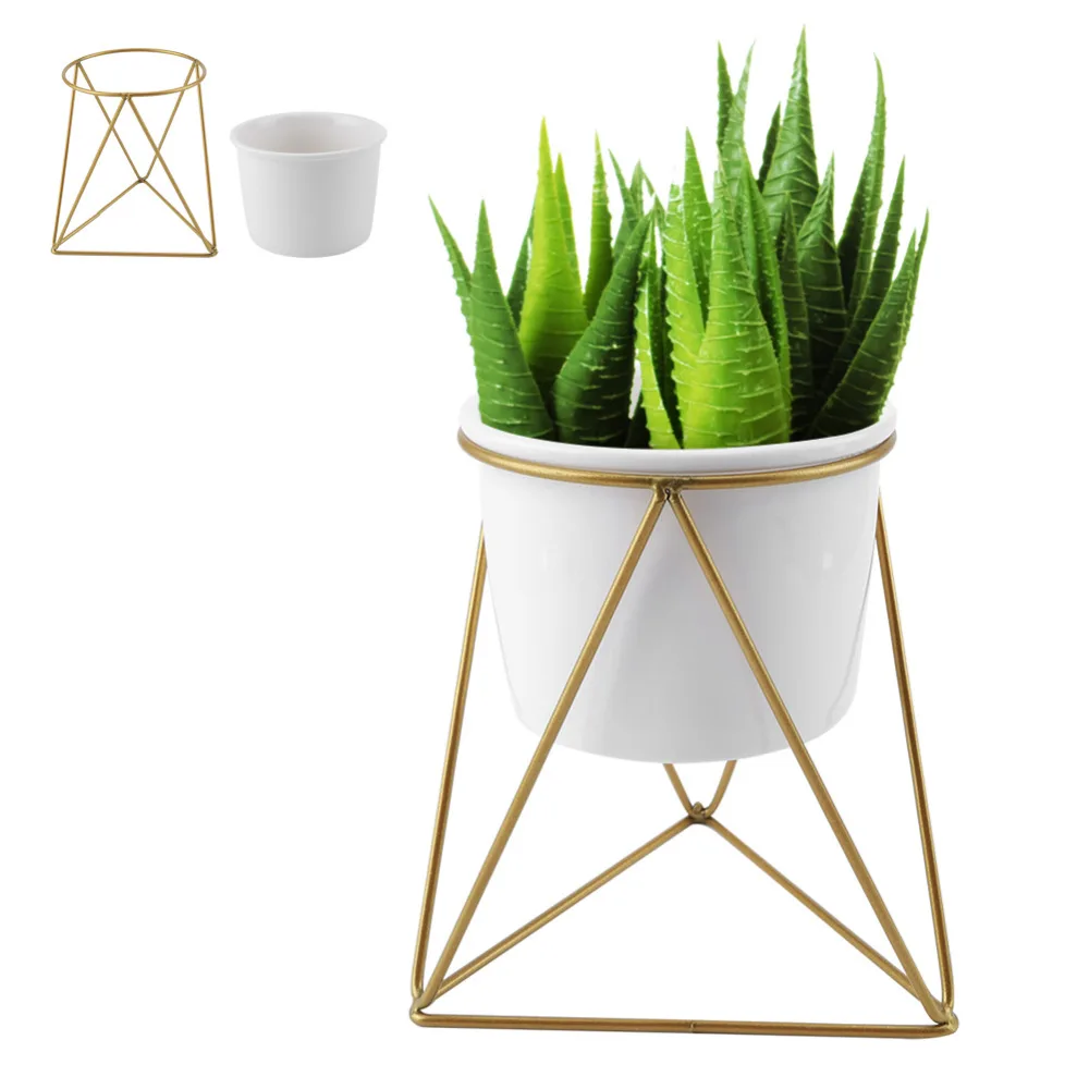 Керамический цветочный горшок и треугольная геометрическая металлическая