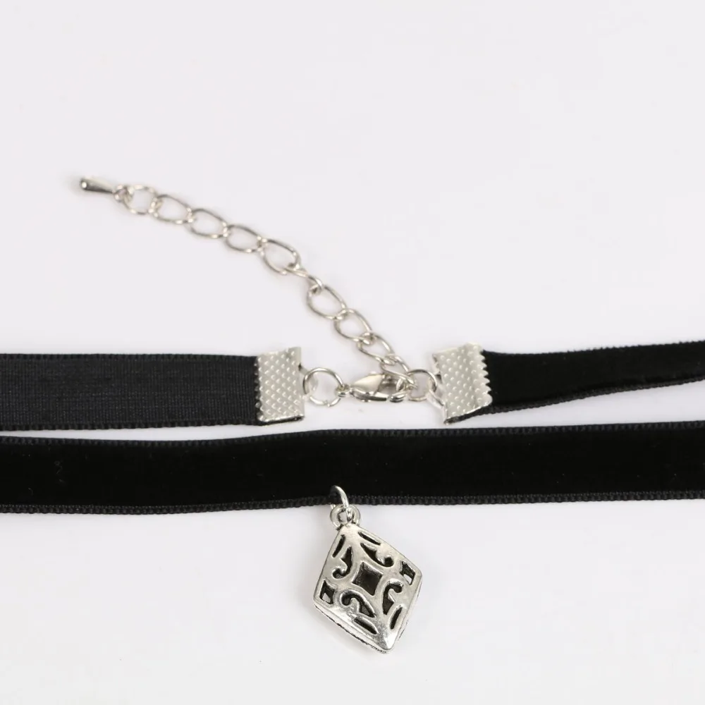 DoreenBeads колье-чокер ручной работы черный вельвет серебряный цвет ромбовидный узор