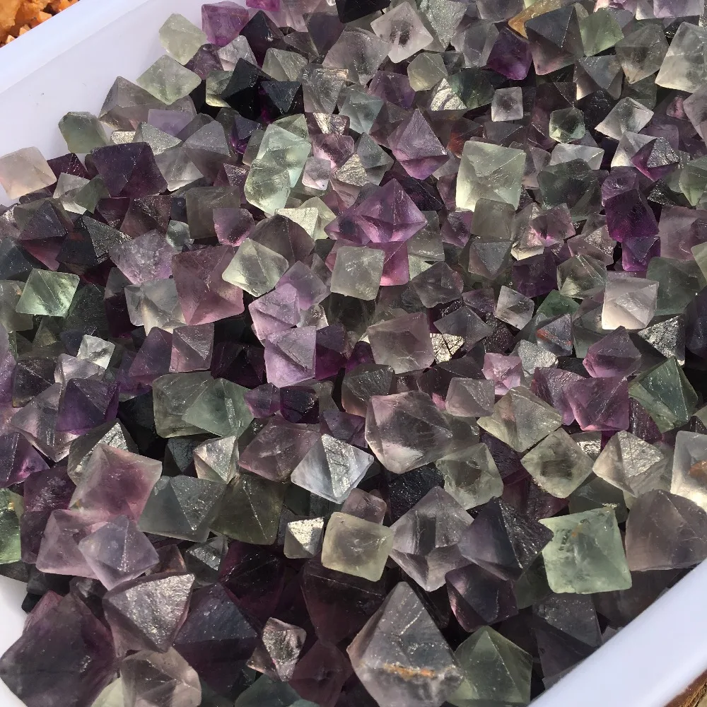 Натуральный смешанный флюорит Octahedron драгоценный камень небольшой шероховатый с