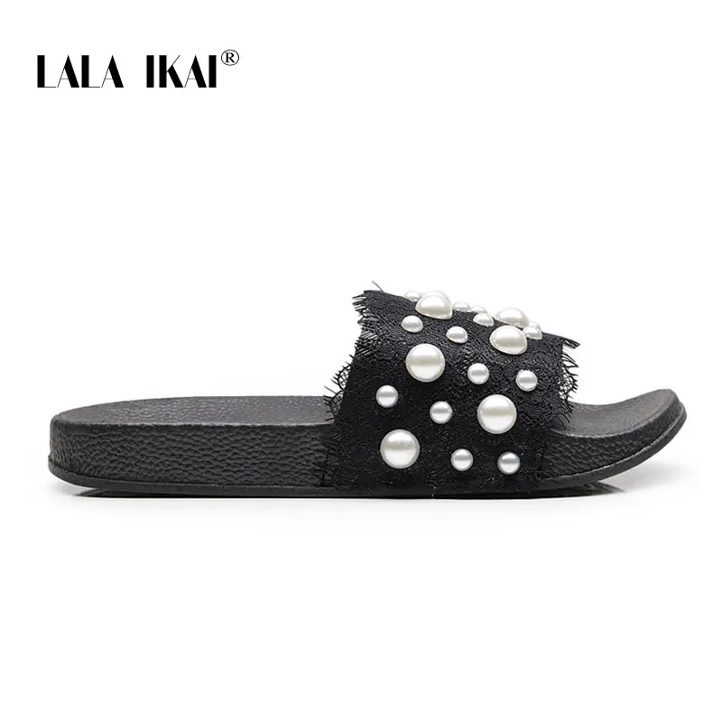 Black LALA IKAI/женские шлепанцы; сезон лето; кружевные шлепанцы в стиле пэчворк с бисером; женские пляжные шлепанцы; модная обувь на плоской подошве с жемчугом; 014A3759-4 - Цвет: Black