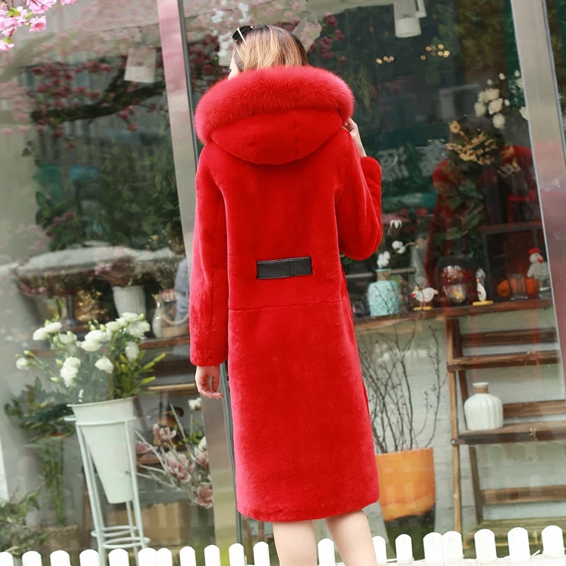 Женское пальто из натуральной овечьей шкуры длинное с капюшоном и большим