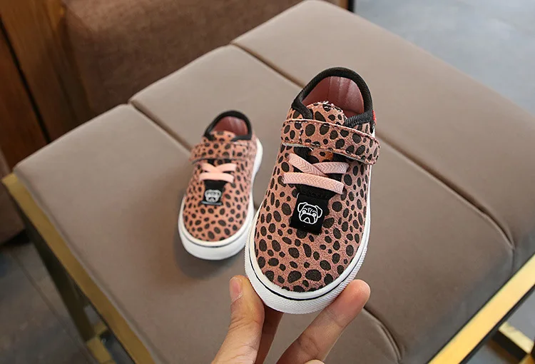 Детская спортивная обувь; Chaussure Enfant; повседневная обувь для мальчиков и девочек; сезон осень-весна; леопардовая Корейская дышащая обувь на плоской подошве; детские кроссовки