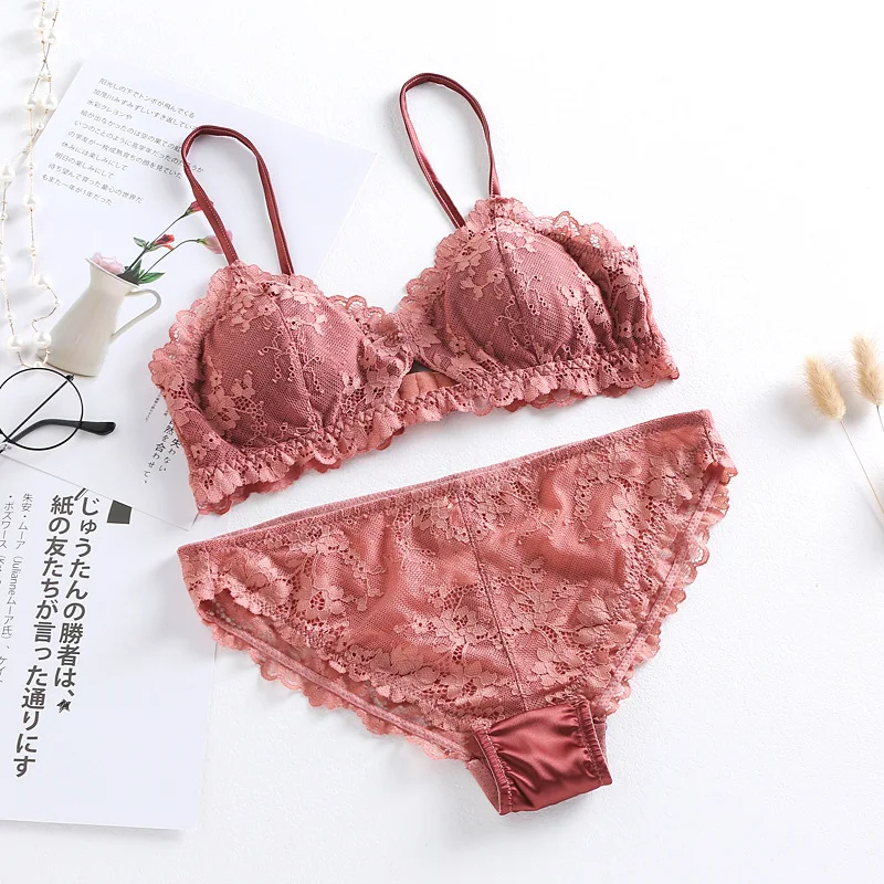 Комплект женского кружевного нижнего белья с бюстгальтером на