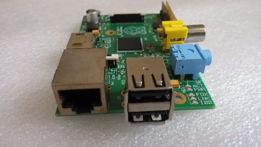 Используется Raspberry Pi Модель B 512 МБ ОЗУ, 700 МГц, Модель B Raspberry Pi, BCM2835, сделано в Великобритании, Rev 2,0 512 МБ ОЗУ
