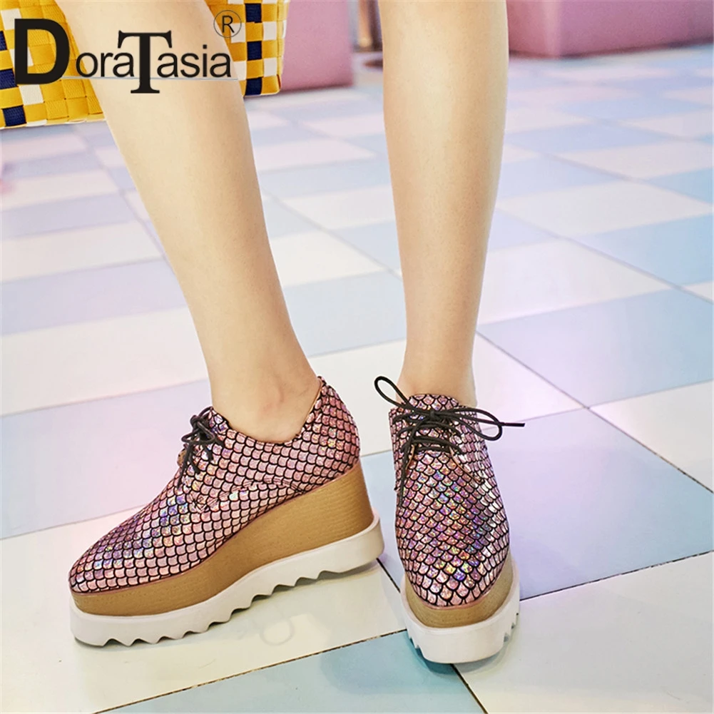 Женские замшевые туфли на танкетке DORATASIA черные повседневные платформе и высоком