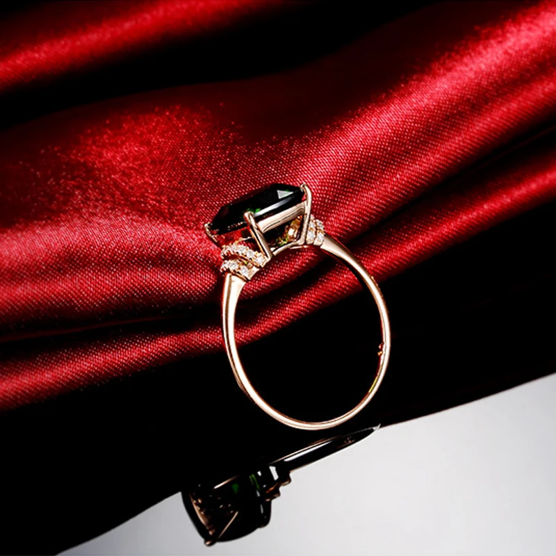Женское кольцо в классическом стиле двойное с квадратным зеленым кубическим