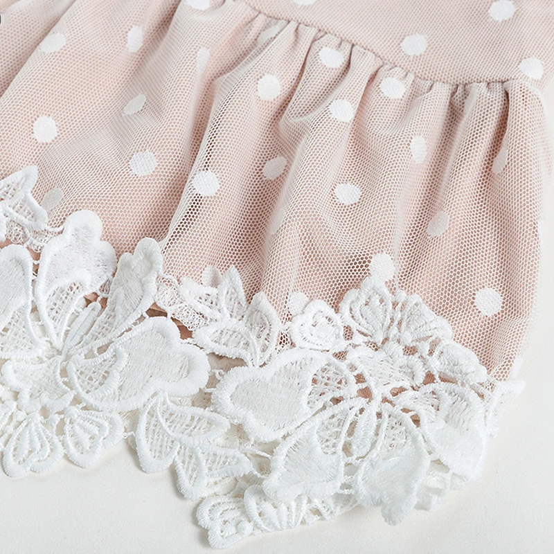 Элегантное женское кружевное платье в белый горошек с открытой спиной и v