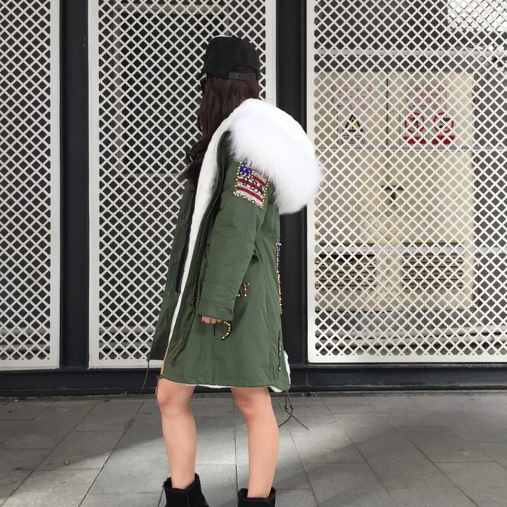 Рисунок 2 - Женская длинная парка с вышивкой