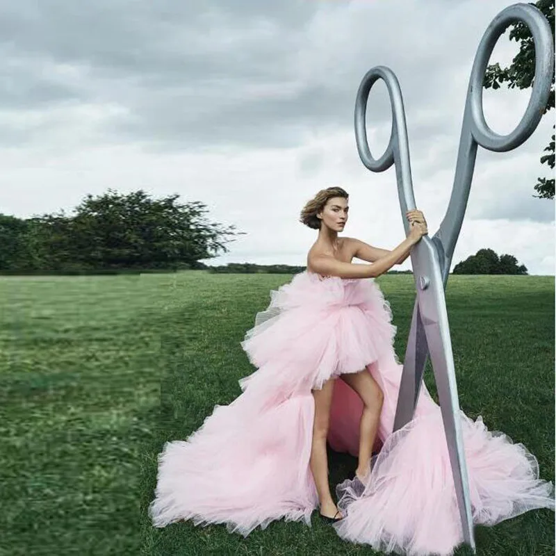 Красивое блестящее платье без бретелек с низким вырезом розовое Многоярусное