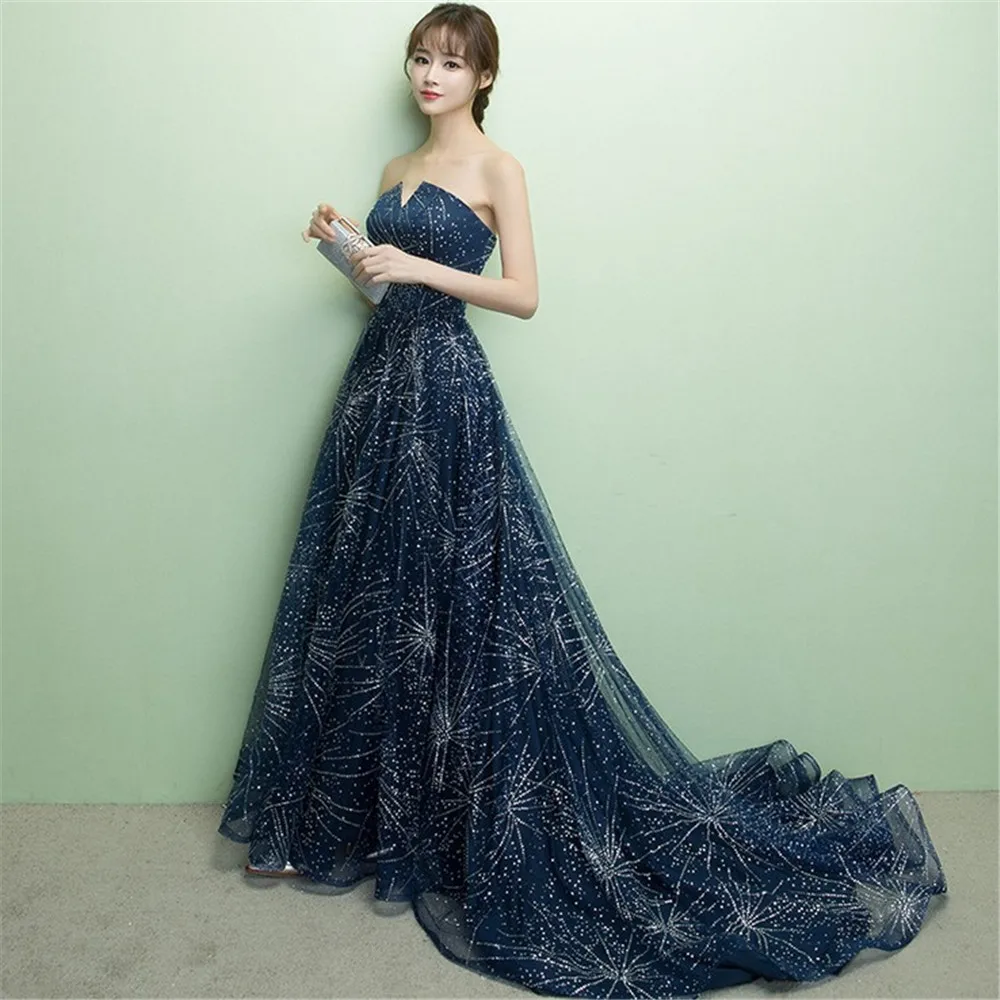 Женское блестящее длинное вечернее платье со шлейфом без бретелек