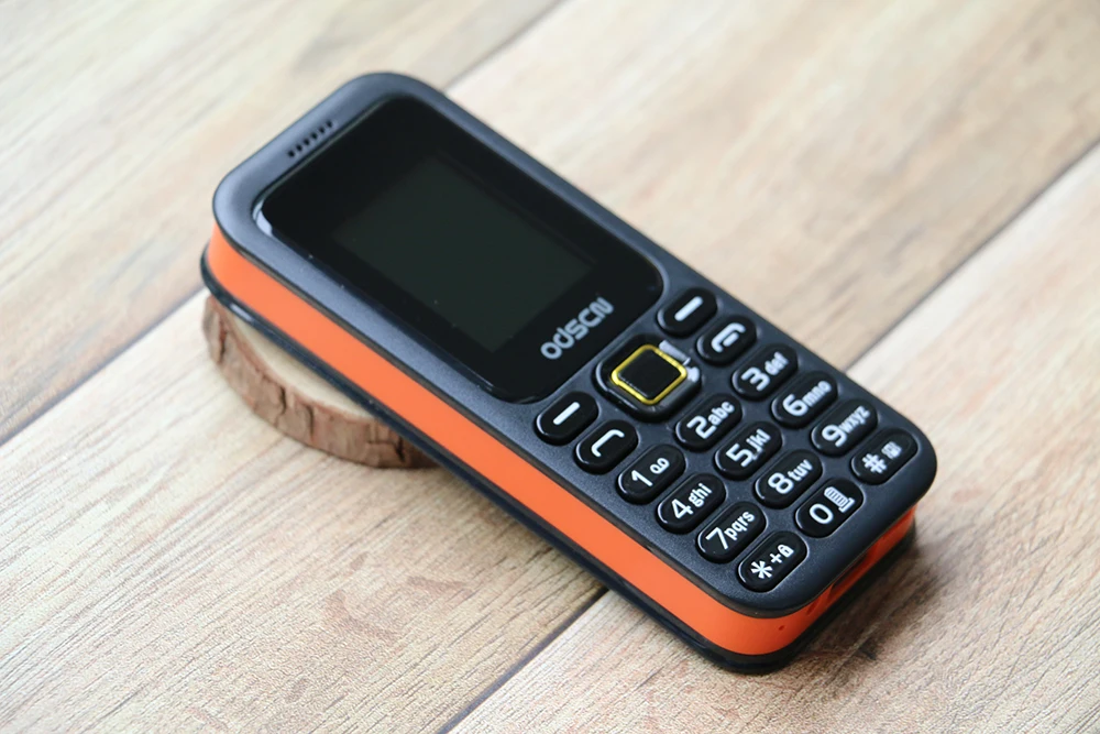 Дешевая цена 2G GSM Quad Band Dual Sim Whatsapp скоростной набор Powerbank BT 2,0 русская клавиатура мобильный телефон для пожилых людей