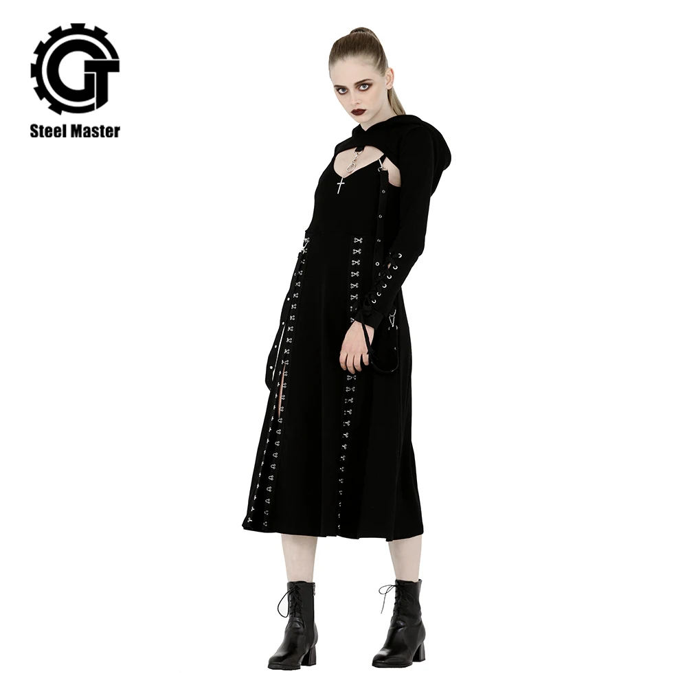Женское платье на бретельках черное в стиле панк с разрезом металлических