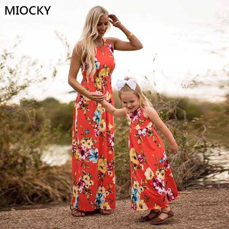 Одинаковые платья для мамы и дочки одежда в полоску детей родителей E0175 2019 | Мать