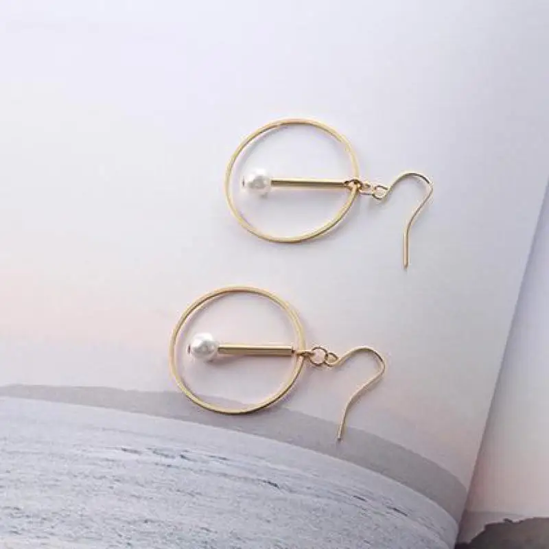 Женские серьги с искусственным жемчугом круглые геометрические золотого и
