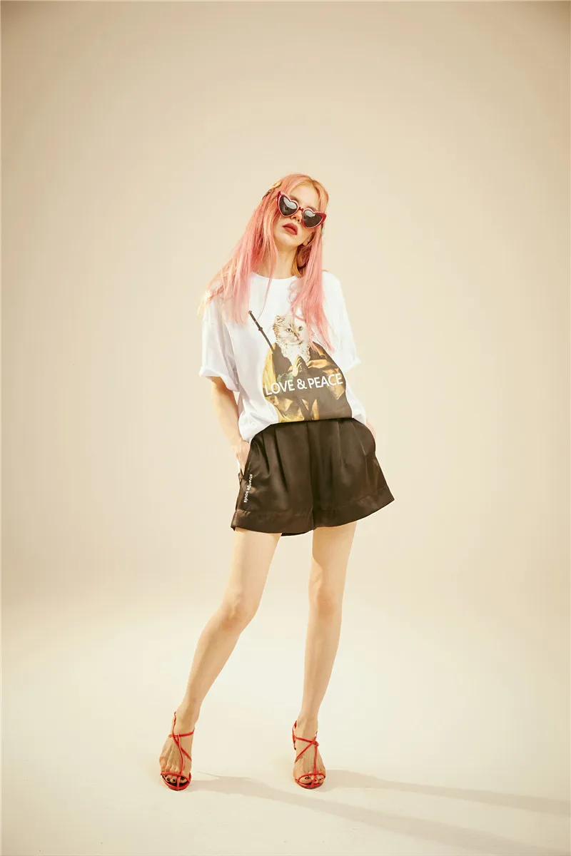 ELFSACK Solid Letter Print Women Casual Shorts Summer Fashion Hot Short Female Bottoms Gold Straight Mid Waist Shorts