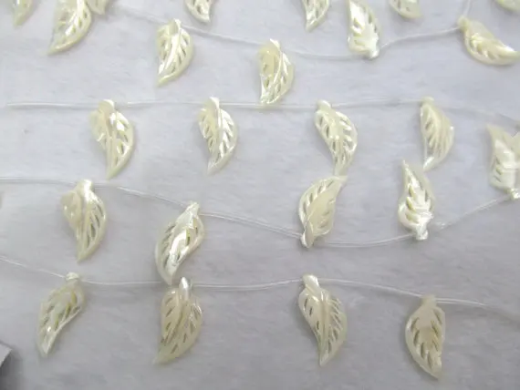 

wholesale 2strands 15x30mm Genuine MOP Shell ,Pearl Shell beads ,leaf tree leaves carved shell pendant