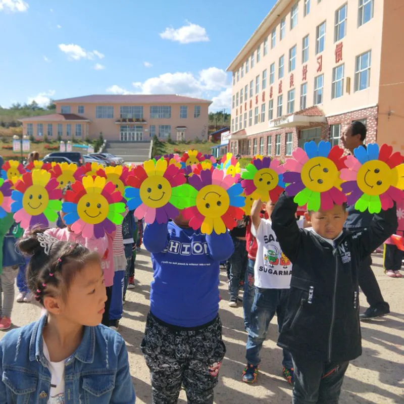 Красочный реквизит с улыбающимся лицом и цветами для детей проведения церемонии