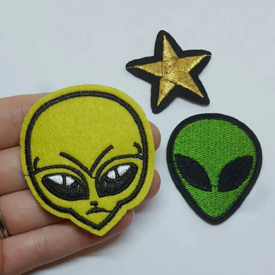 Комплект из 3 маленьких зеленых футболок и джинсов с вышитой надписью Aliens & Star|patch
