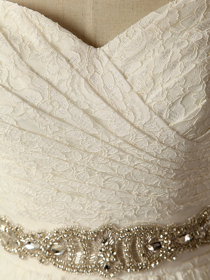 Кружевное свадебное платье в пол трапециевидного силуэта с поясом без шлейфа на