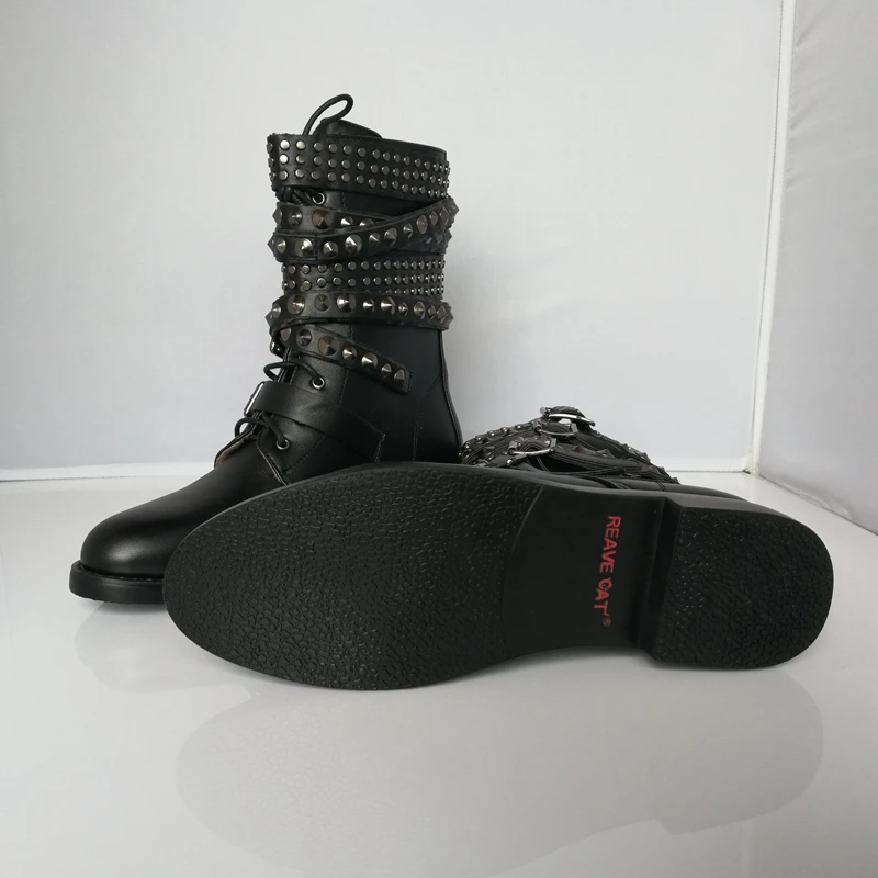 REAVE CAT/зимние женские ботильоны с круглым носком, на шнуровке, с заклепками, на низком каблуке, с пряжкой, в Военном Стиле, в байкерском стиле, большие размеры