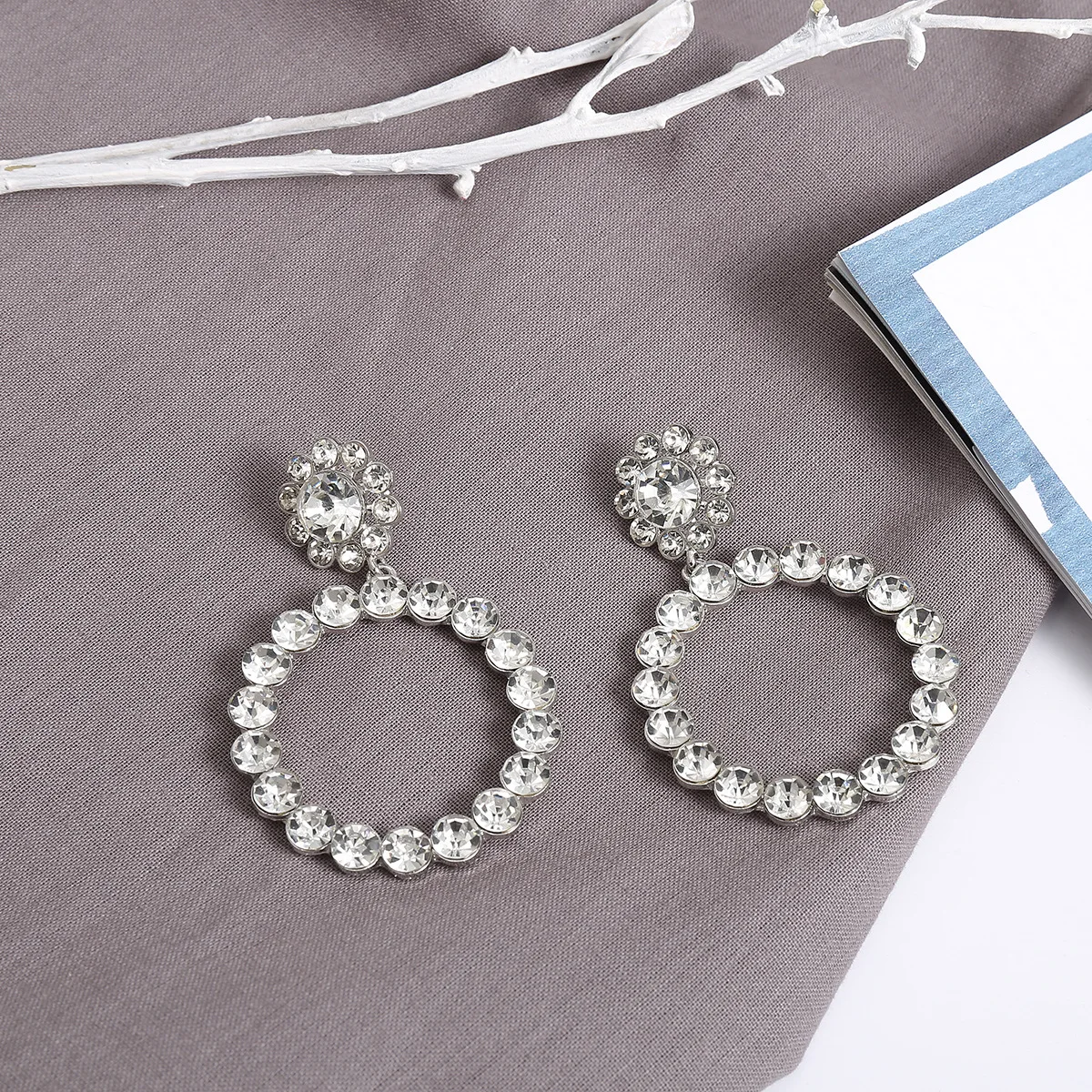 Qingwen Trendy Crystal Round Pendant Drop Earrings For Women Fashion Pearl Charm Statement Jewelry Wedding Earrings Female