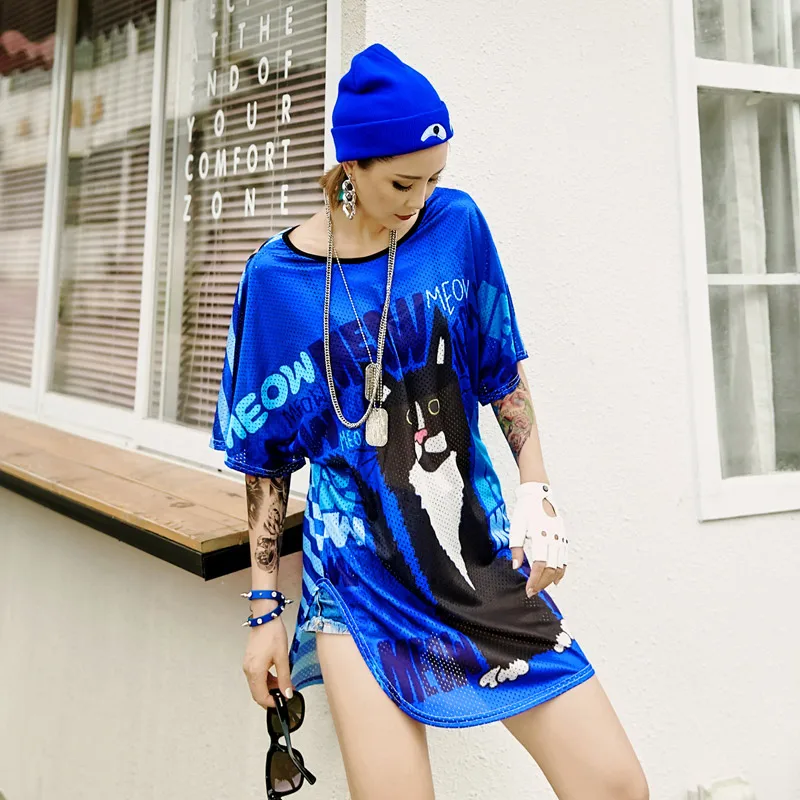 Женская футболка с мультяшными буквами голубая дышащая открытой спиной в стиле