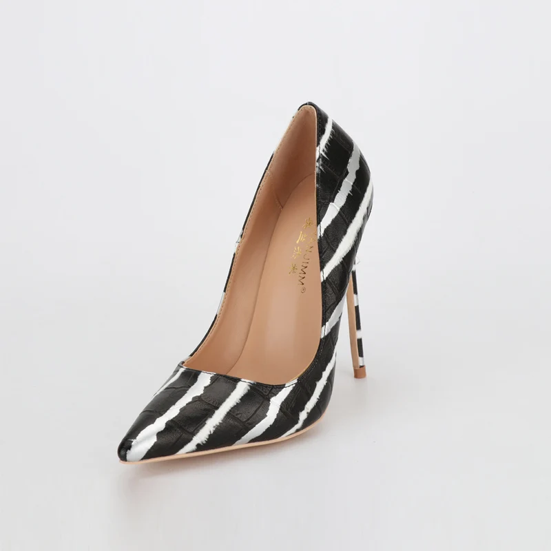 Женские офисные туфли на высоком каблуке в черно-белую полоску с острым носком