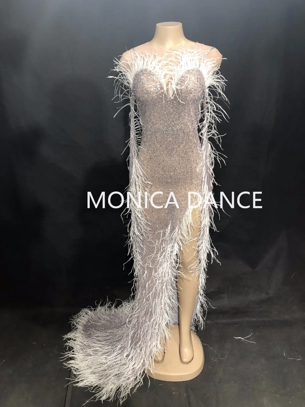 Женское длинное платье из сетчатой пряжи белое с перьями и сверкающими