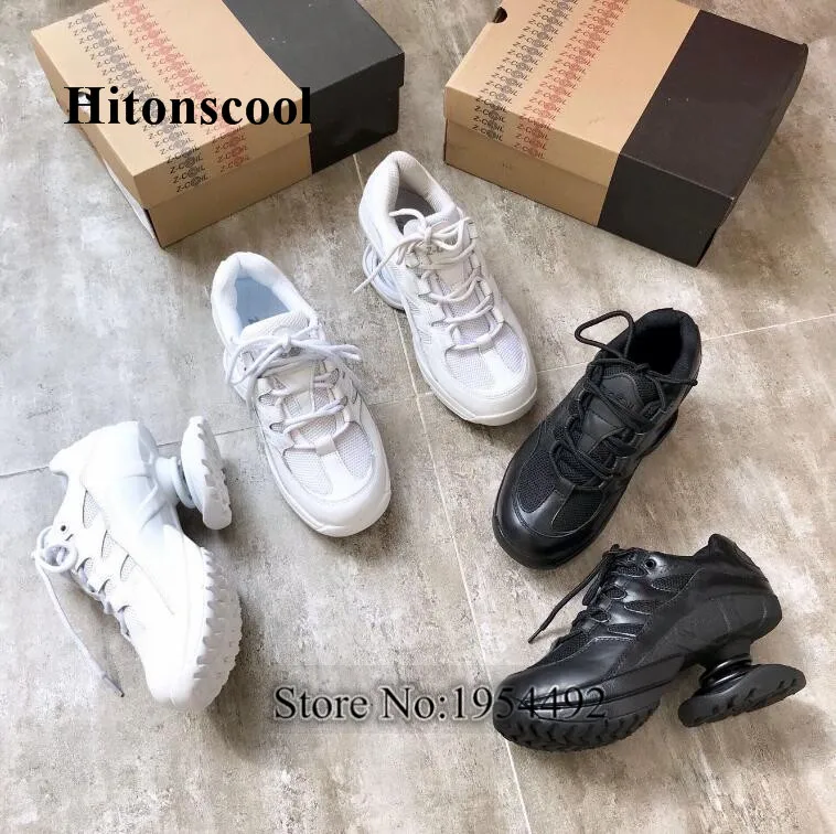 Женские кроссовки на необычном каблуке со шнуровкой в стиле пэчворк спортивная