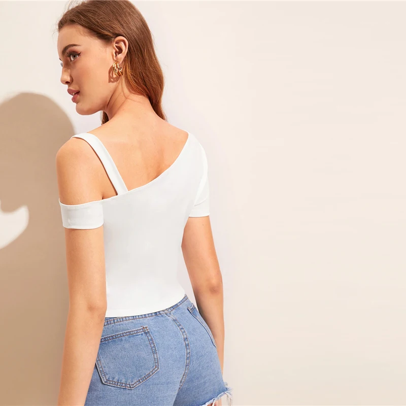 SHEIN, асимметричный однотонный топ с вырезом,, белая женская одежда с открытыми плечами, летняя футболка с коротким рукавом, облегающая футболка