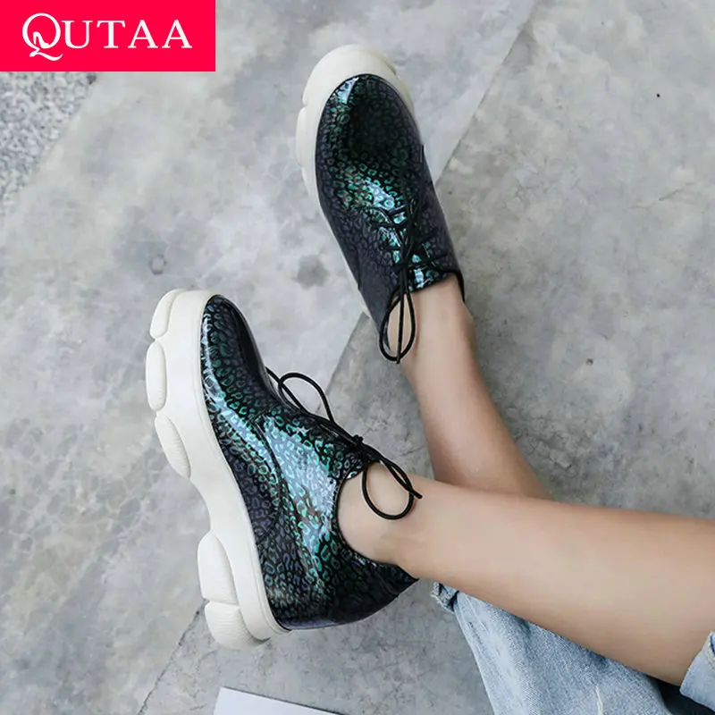 QUTAA/ г. Женская обувь из лакированной кожи Универсальные женские туфли-лодочки на платформе и танкетке Демисезонные женские туфли-лодочки с круглым носком размеры 34-42