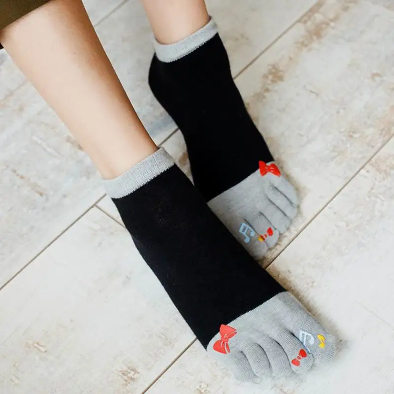 Осенне зимние женские теплые мягкие черные носки с мультяшным принтом пятью