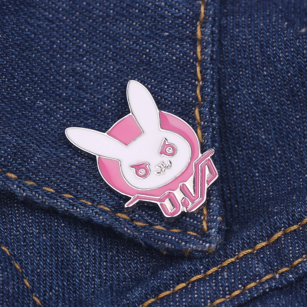 D.va DVA кролик логотип металлический значок розовый Дива твердая эмалированная