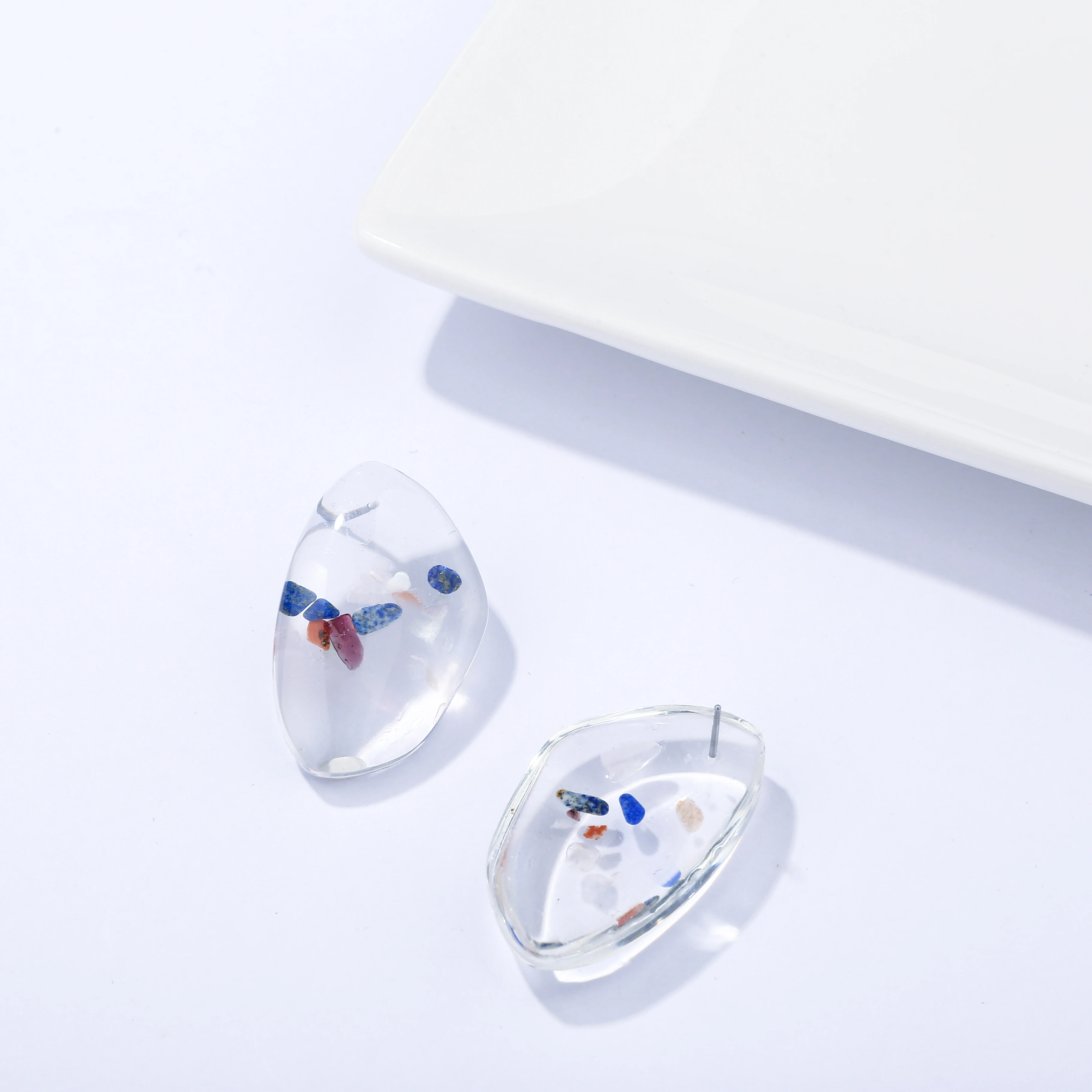 Yhpup Модные серьги-гвоздики из смолы ацетата и акрила случайного цвета в геометрическом стиле, простой дизайн, украшения в форме заявления, для женщин.