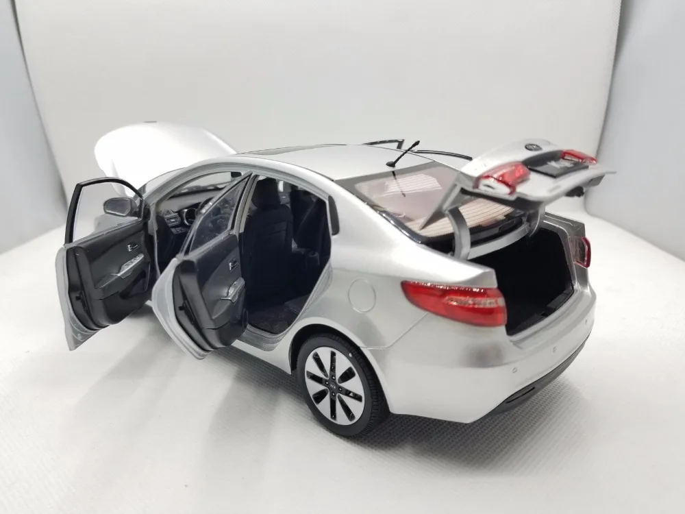 1:18 литая под давлением модель для Kia K2 Rio 2011 серебряный сплав игрушечный автомобиль миниатюрная Коллекция подарков