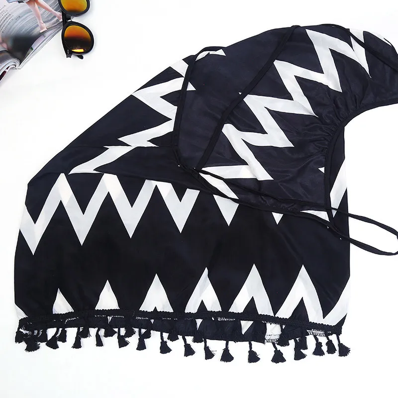 Женское платье на бретельках черно-белое шифоновое с открытой спиной и