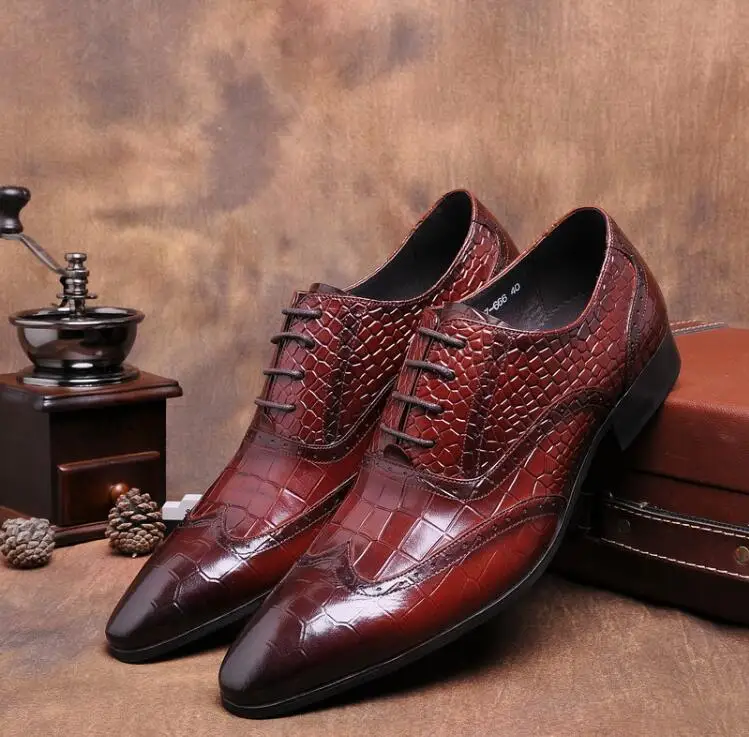 

New Imitate Genuine Leather Men Oxford Shoes Pointed Toes Gradient Lace-Up Carved diamond-type lattice Male Dress Shoes Business