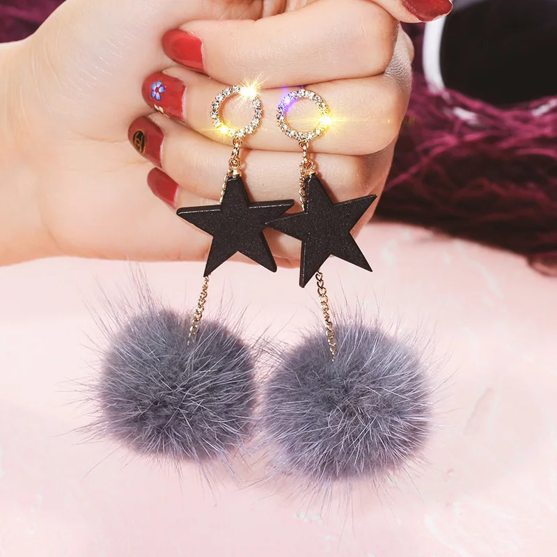 Модные серьги гвоздики с помпонами из меха норки зимние пушистые серебряные со