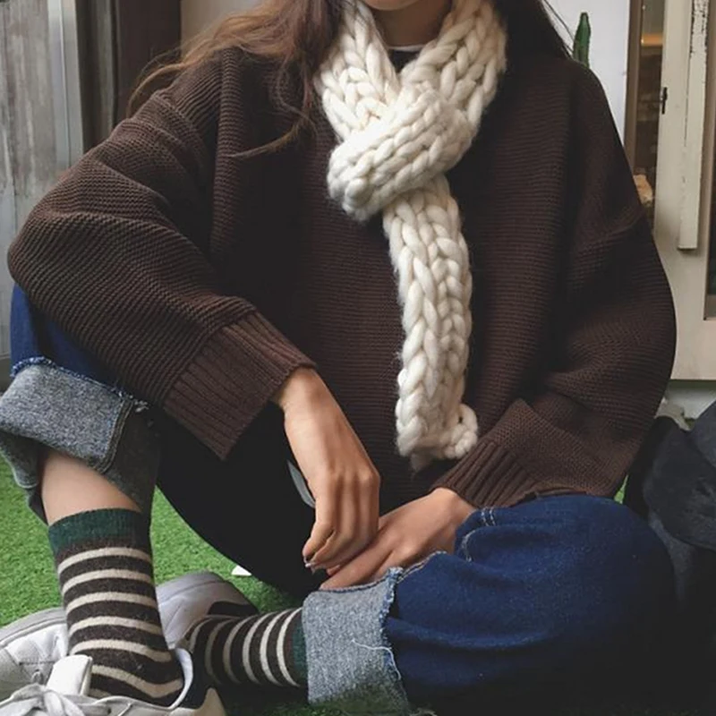 Женский свитер с длинным рукавом однотонный теплый круглым вырезом на осень и