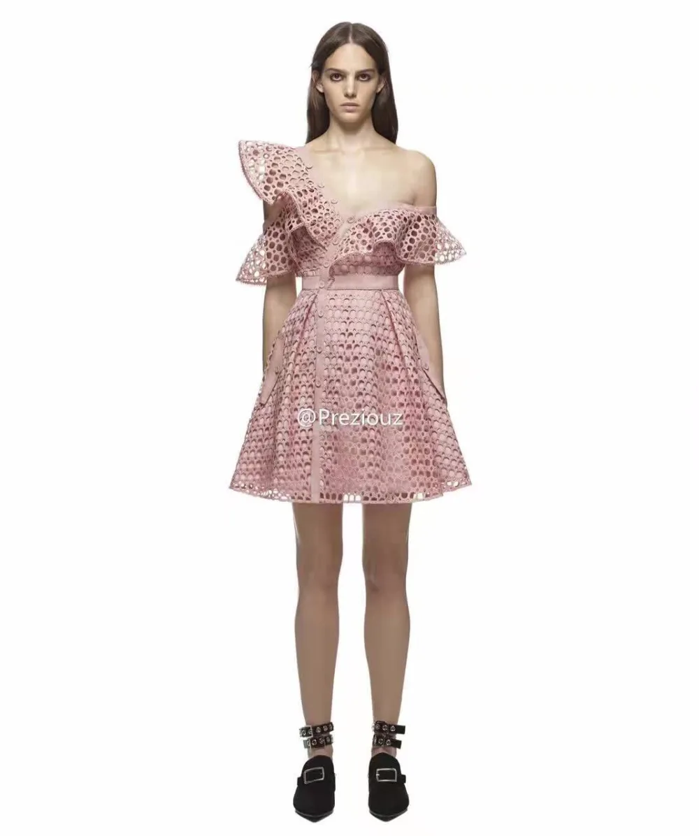 Женское кружевное платье с оборками на одно плечо 4 цвета: розовый черный белый