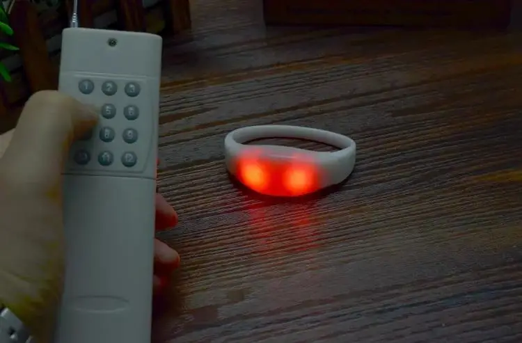 Браслеты со светодиодной вспышкой меняющие цвет RGB с пультом дистанционного