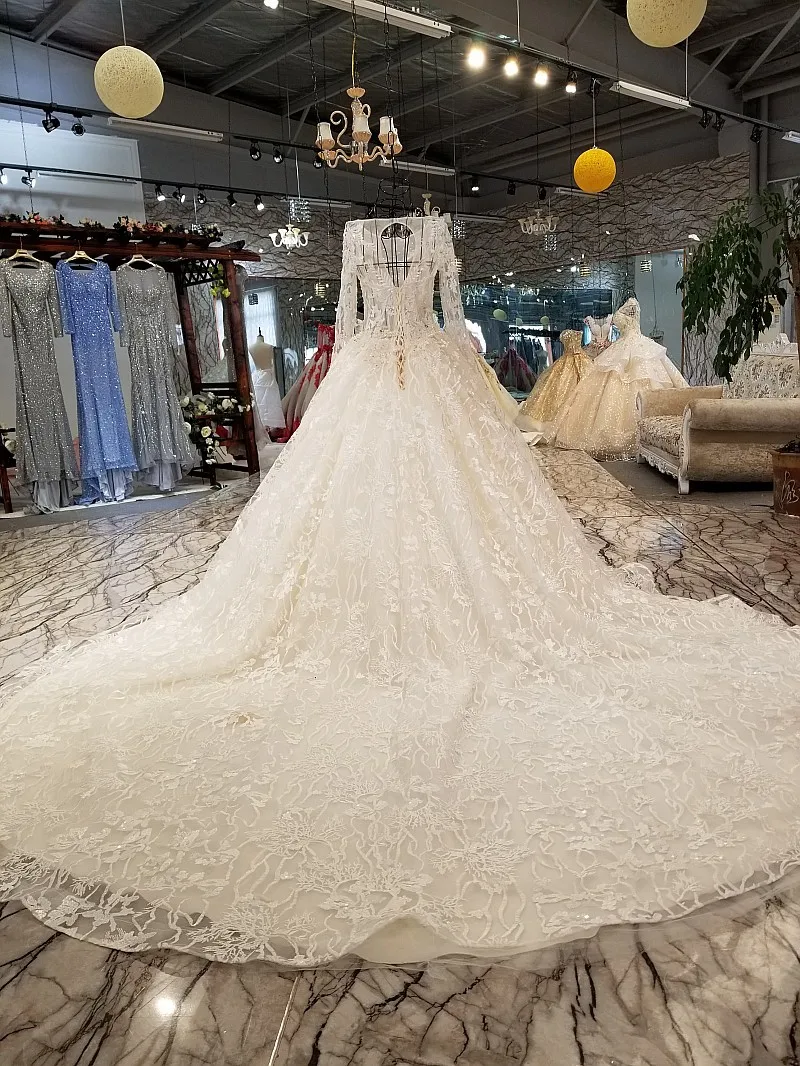 Женское платье с длинным шлейфом белое тонкое длинное рисунком из бусин для