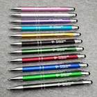 Новый дизайн, металлическая шариковая ручка с резиновым сенсорным стилусом на верхней части, бесплатный логотип на заказ с логотипом компанииадресомтелефоном для подарков