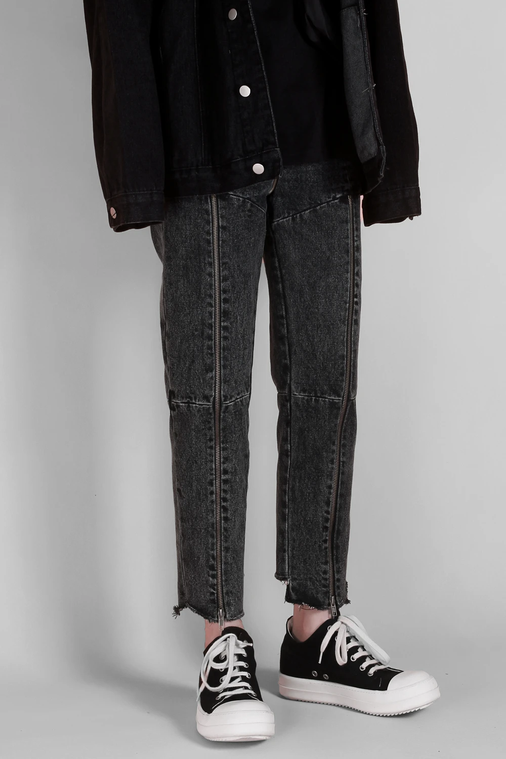 

Fashionable washing stitched together with irregular zipper nine-point jeans for loose men and women