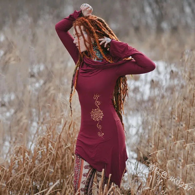 Винтажное мини платье с длинным рукавом праздничное большим капюшоном